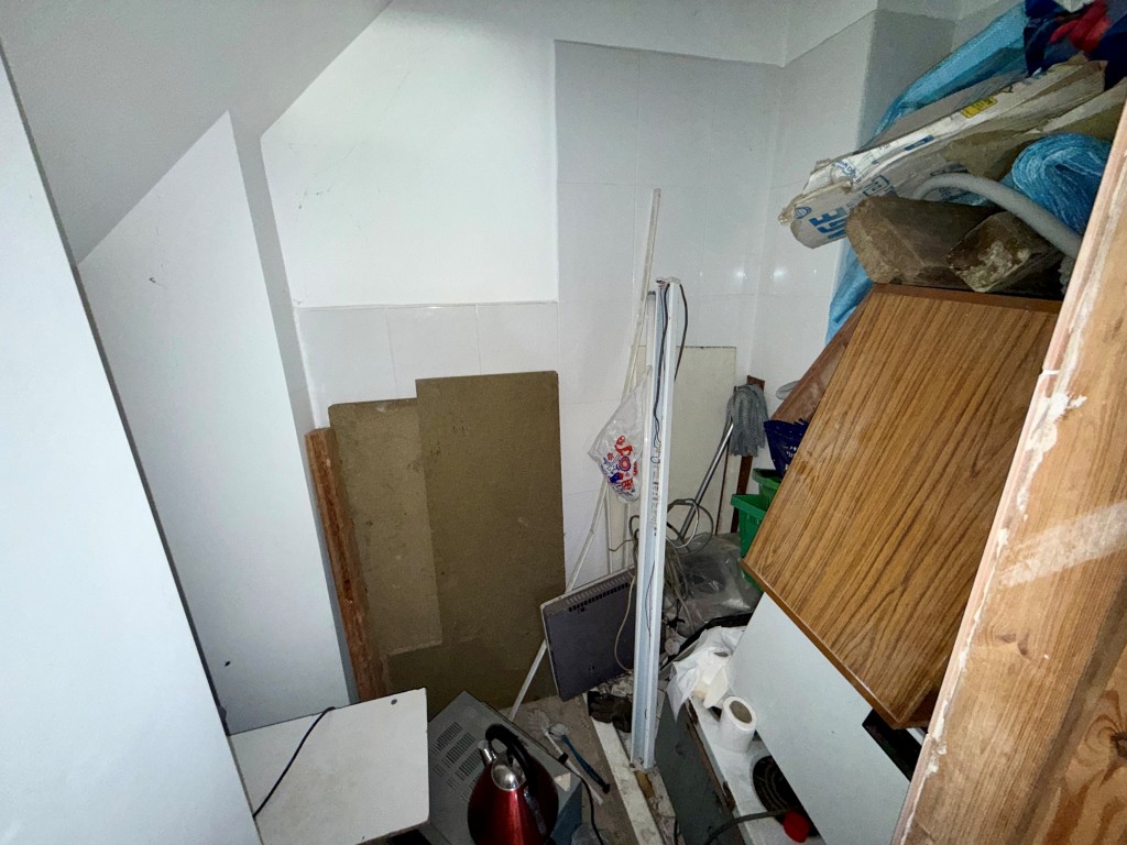 Lot: 41 - LARGE HOUSE AND FIVE GARAGES WITH POTENTIAL - Ground floor potential shower room with W.C.